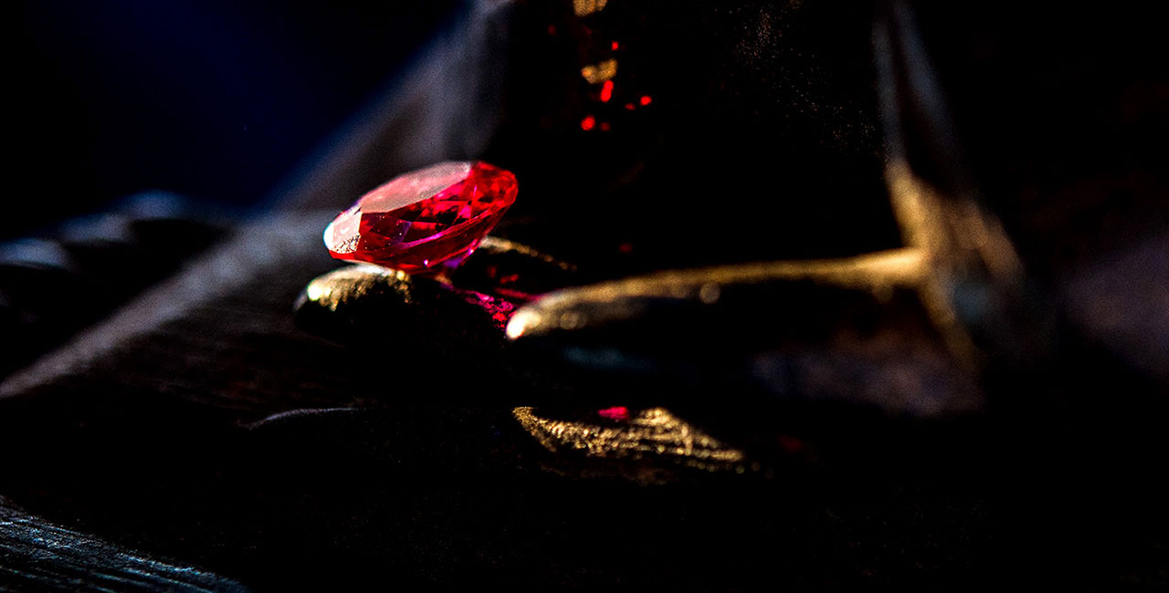 Farbdiamant in rot als Wertanlage. Roter Diamant auf Auktionen zu erwerben 